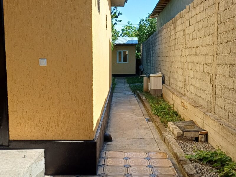 Продам кирпичный дом (6 соток) 120 м² с готовым бассейном и садом